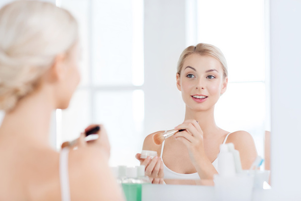kobieta z makijażu pędzel i proszek w łazience - Zdjęcie, obraz