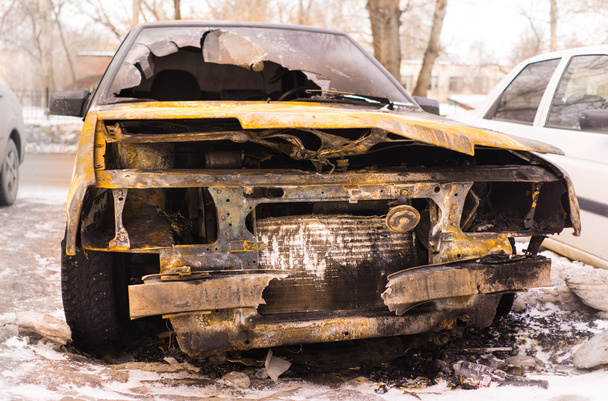 Spalony samochód po podpalenie - Zdjęcie, obraz