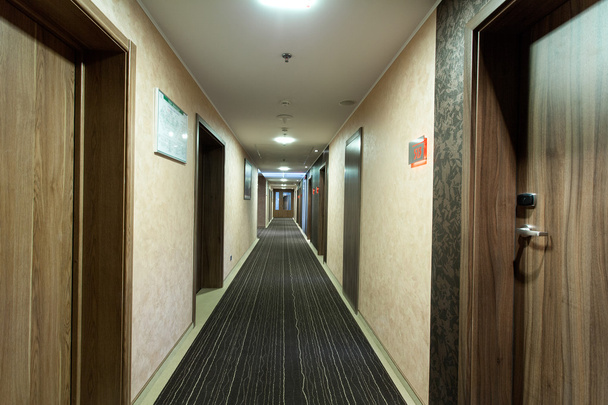 Ένα μακρύ διάδρομο, με πολλές πόρτες - Φωτογραφία, εικόνα