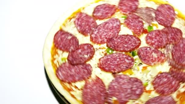 おいしいピザは白い背景の上に回転します。4 k 撮影 - 映像、動画