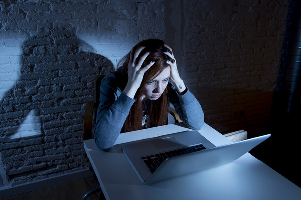 напуганная девушка-подросток с компьютером ноутбук страдает киберзапугивания и преследования в Интернете злоупотреблений
 - Фото, изображение