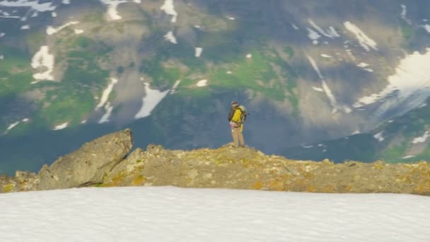 úspěšný horolezec ve špičce v Problémovnějakém ledovci - Záběry, video