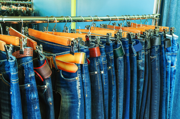 pantalones (jeans) en la tienda
 - Foto, Imagen