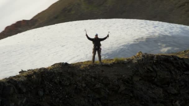 udany szczyt wspinacz w: kłopotliwe Glacier - Materiał filmowy, wideo