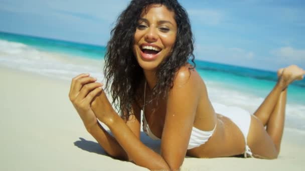 Красива дівчина засмагає на піщаному пляжі
 - Кадри, відео