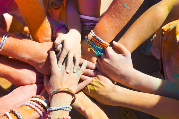 Amis mettre leurs mains ensemble dans un signe d'unité et d'équipe
 - Photo, image