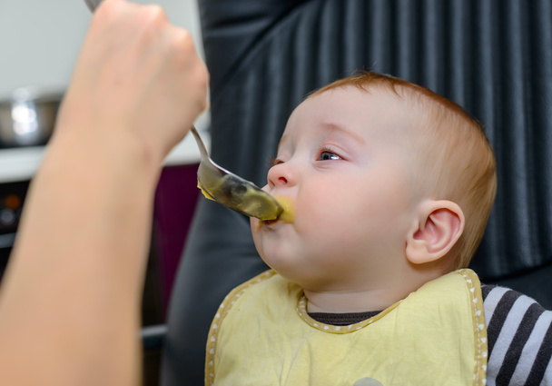 Χαριτωμένο μωρό αγόρι στην καρέκλα που τρώει υγιεινά τρόφιμα - Φωτογραφία, εικόνα