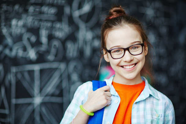 Onnellinen koulutyttö silmälaseissa
 - Valokuva, kuva