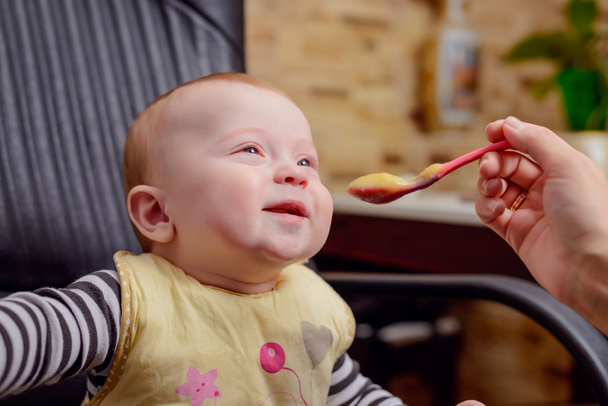 Happy Baby tuolilla syöminen puuroa ruokaa
 - Valokuva, kuva