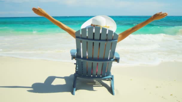 tropik sahilde ahşap sandalye üzerinde güneşlenme kız  - Video, Çekim