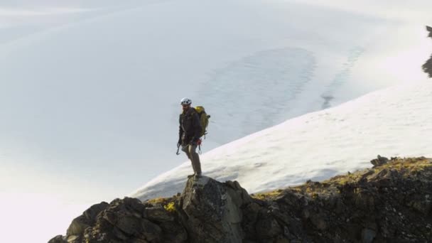 альпинист, наслаждающийся успехом на высокой вершине
 - Кадры, видео