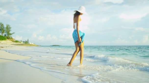 Mädchen mit Sarong genießt Strandurlaub  - Filmmaterial, Video