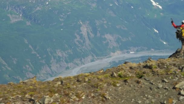 Bergsteiger feiert Erfolg auf hohem Gipfel - Filmmaterial, Video