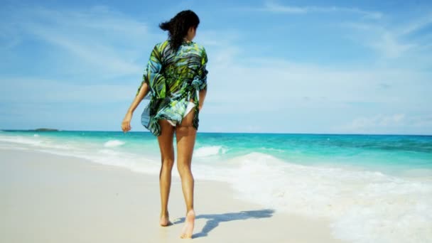 девушка, раскрывающая себя, оставаясь одна на пляже
 - Кадры, видео