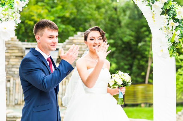 bir açık hava düğün töreninde evlenen çift - Fotoğraf, Görsel