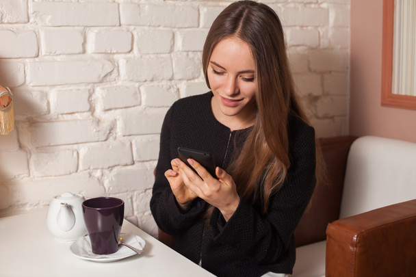Kobieta z herbaty i smartphone - Zdjęcie, obraz