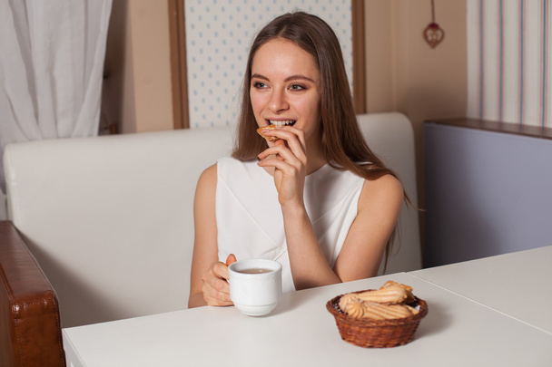 Mulher com biscoitos e chá
 - Foto, Imagem