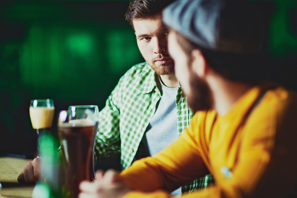 hombres pasar tiempo en el pub
 - Foto, imagen