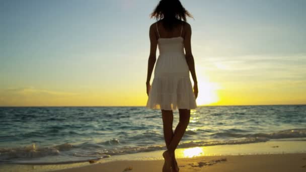dívka v oceánu mělčiny při západu slunce - Záběry, video