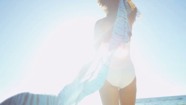 dívka s sarong užívat dovolenou na pláži  - Záběry, video