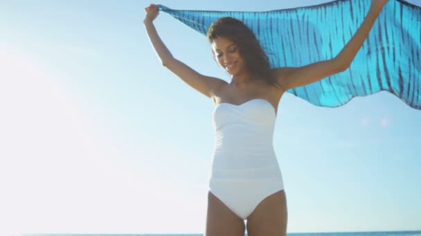 chica con sarong disfrutando de vacaciones en la playa
  - Imágenes, Vídeo