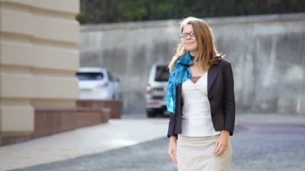 Gelukkig jonge trendy vrouw in glazen wandelen in een stedelijke stad - Video