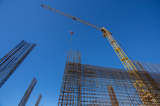 Crane construction concrete building in city - Foto, Bild