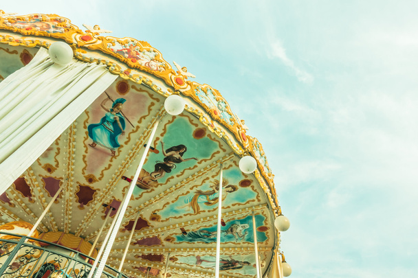Cheval carrousel vintage dans un parc d'attractions
 - Photo, image