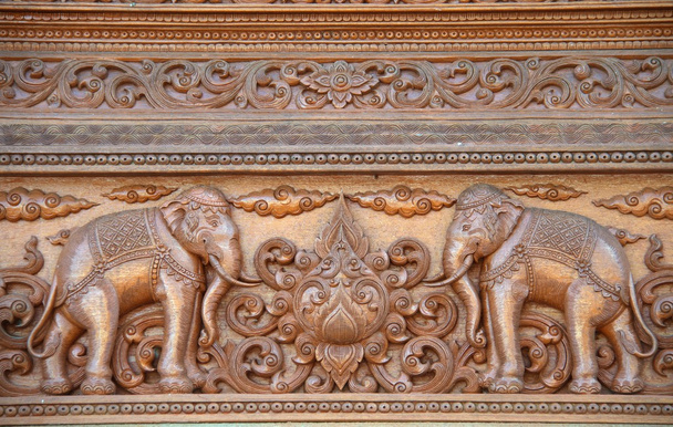 Olifant gesneden op het hout in Thaise tempel, Chiang Mai, Thailand - Foto, afbeelding
