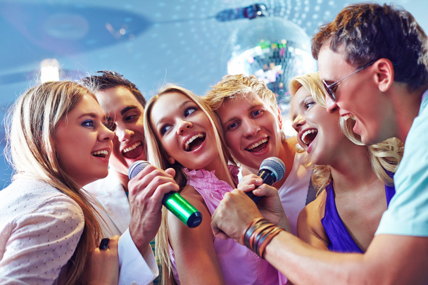 Freunde singen Karaoke - Foto, Bild