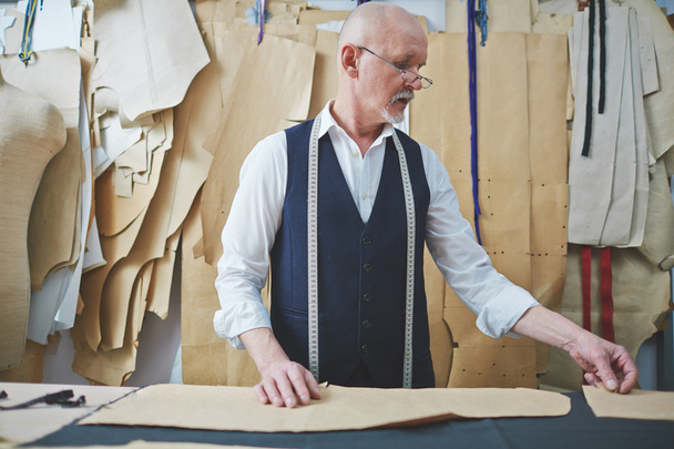 tailor working with patterns - Φωτογραφία, εικόνα