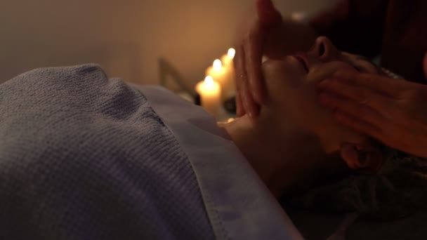 Face massage at the beauty salon - Záběry, video