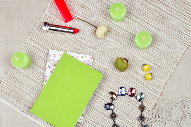 Notebooki, pierścień, świece, naszyjniki, jasne szminka - Zdjęcie, obraz