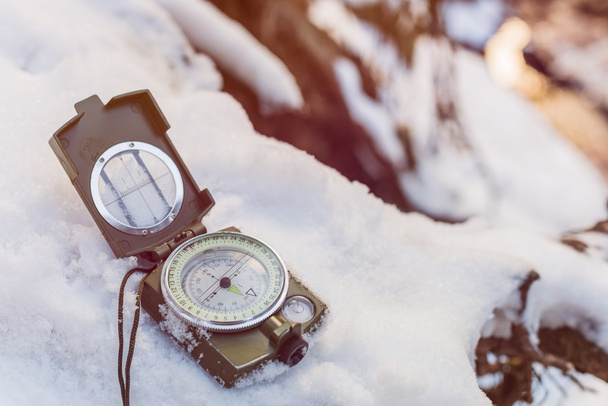 Kompas instrument op sneeuw - Foto, afbeelding