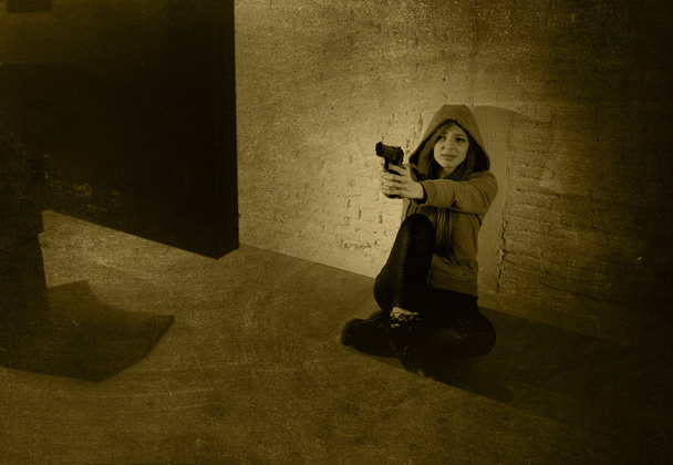 adolescent fille avec ordinateur cyber abusé souffrance internet cyberintimidation désespérée dans la peur
 - Photo, image