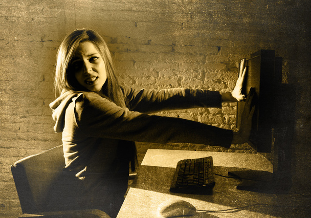 Teen Girl z komputerem cyberprzemocy cierpi Internet cyberprzemoc zdesperowani w strachu - Zdjęcie, obraz