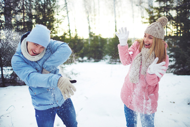 Paar spielt Schneebälle - Foto, Bild