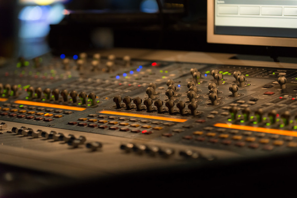 Sound mixer controller met de knoppen en schuifregelaars - Foto, afbeelding