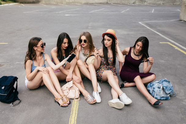 Vijf mooie jonge meisjes ontspannen - Foto, afbeelding