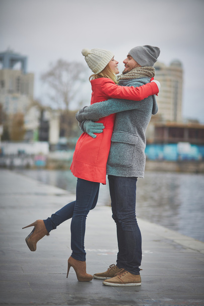 Молодая пара обнимает
 - Фото, изображение