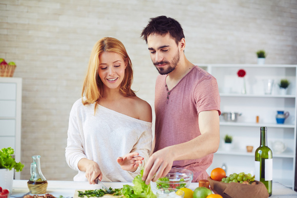 couple cooking salad - Фото, зображення