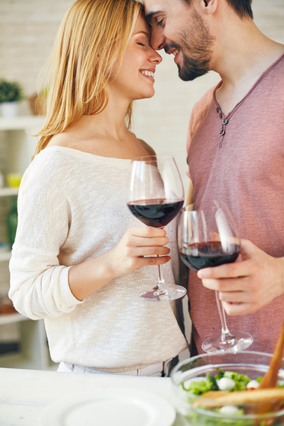 Paar stößt mit Wein an - Foto, Bild