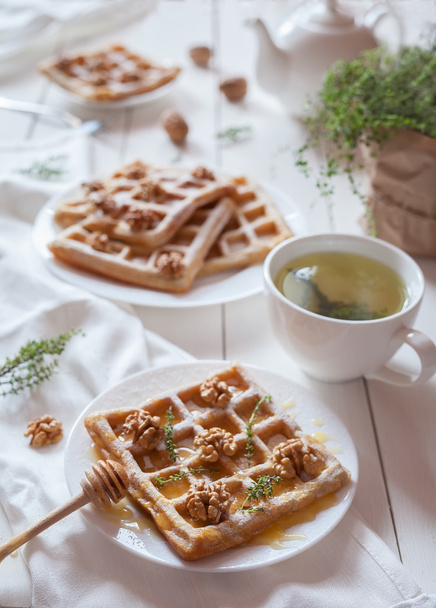 Belga gofri édes egészséges desszert, méz, dió zöld tea. - Fotó, kép