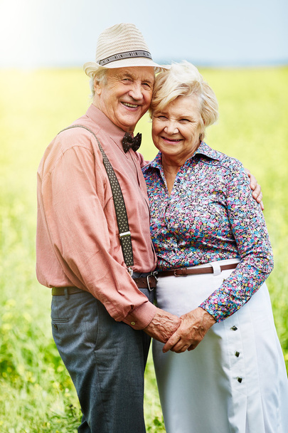 Εναγκαλισμός ηλικιωμένου ζευγαριού - Φωτογραφία, εικόνα