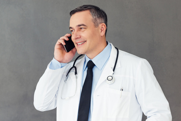 doctor with mobile phone - Foto, afbeelding
