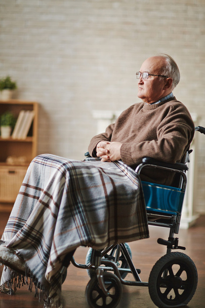 Dojrzały człowiek na wózku inwalidzkim - Zdjęcie, obraz