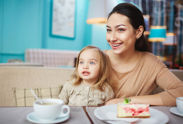 vrouw en dochter in café - Foto, afbeelding