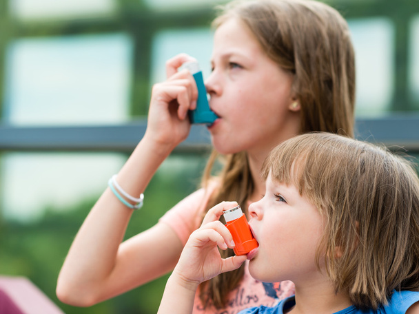Mädchen mit Asthma verwenden Asthma-Inhalator, um gesund zu sein - Foto, Bild
