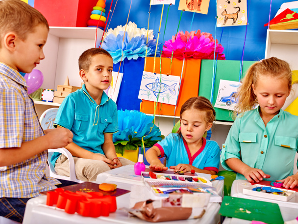 Група дітей цвіль з пластиліну в дитячому садку
 . - Фото, зображення