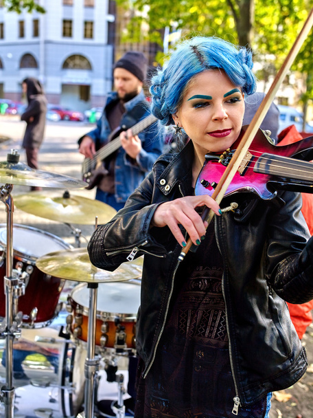 De straat artiesten muziek met meisje violist - Foto, afbeelding